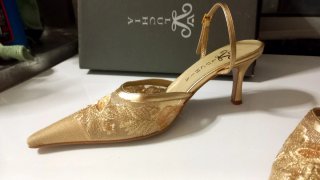 Zapato de fiesta Luchia oro seminuevo