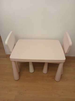 Mesa y 2 sillas de plástico para niña color rosa