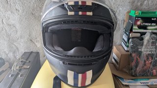 Casco Shoei NXR Negro mate con detalles en color.