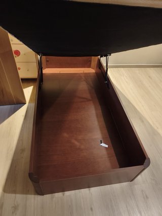 Cama con arcón y cómoda