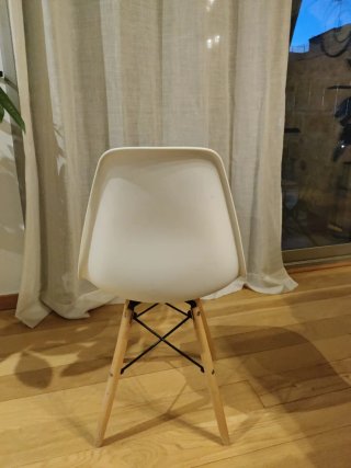Silla blanca de diseño escandinavo