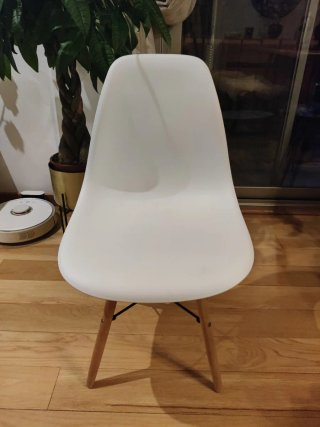 Silla blanca de diseño escandinavo
