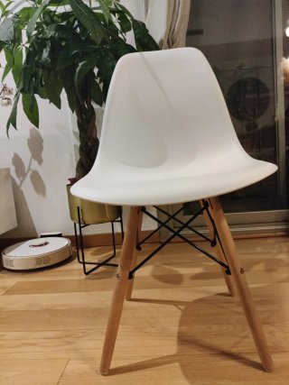 Silla blanca de diseño escandinavo