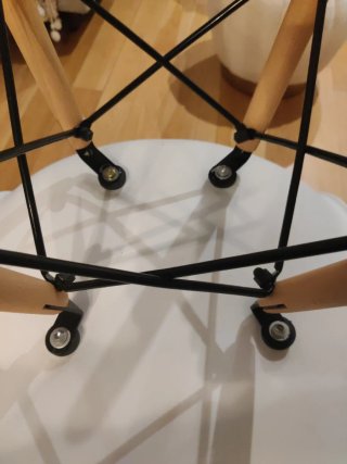 Silla blanca de diseño escandinavo