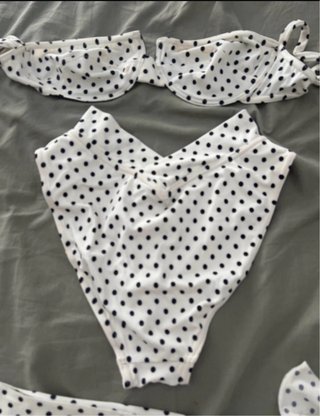 Bikini lunares con pareo