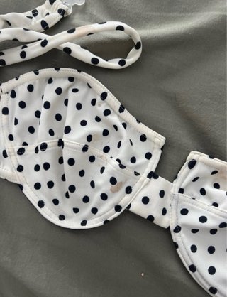 Bikini lunares con pareo