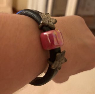 Pulsera cuero flor y piedra rosa