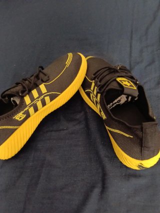 Zapatillas Unisex negras y amarillas