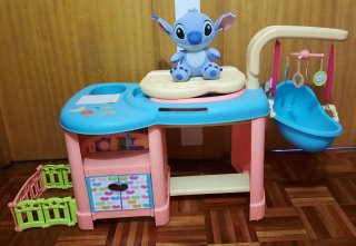 Peluche Stitch y Centro de Cuidado Nenuco