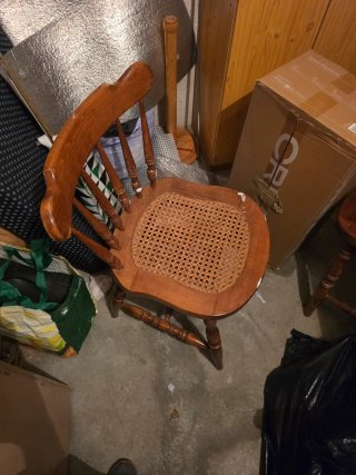 2 Sillas de madera con asiento de rejilla