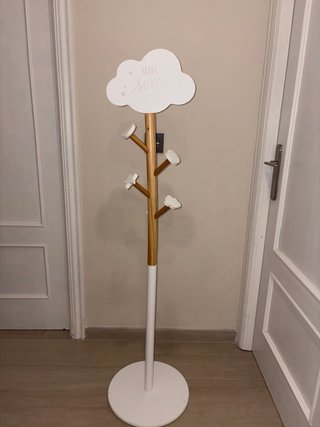 Perchero infantil en madera y blanco