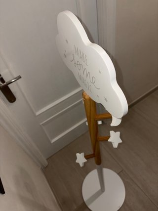Perchero infantil en madera y blanco