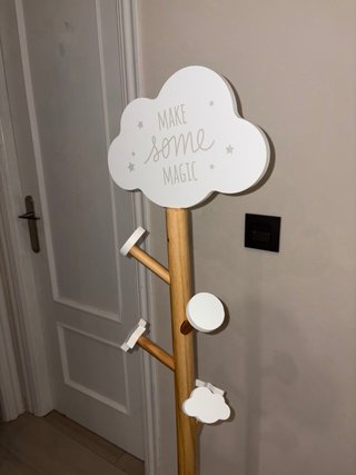 Perchero infantil en madera y blanco