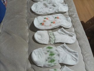 Calcetines tobilleros blancos y verdes y con rosas