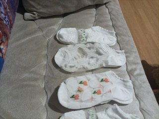 Calcetines tobilleros blancos y verdes y con rosas