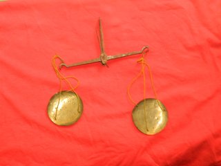 Antiguo peso balanza de platillos de bronce laton.