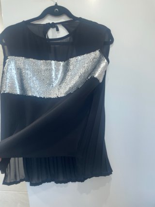 Blusa negra con lentejuelas plateadas
