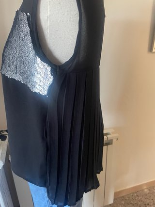 Blusa negra con lentejuelas plateadas