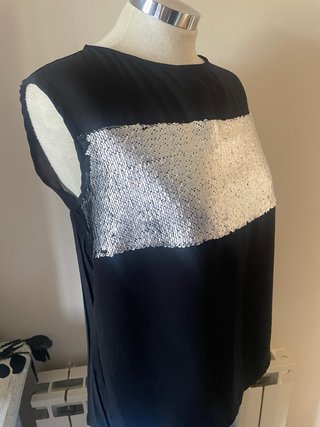 Blusa negra con lentejuelas plateadas