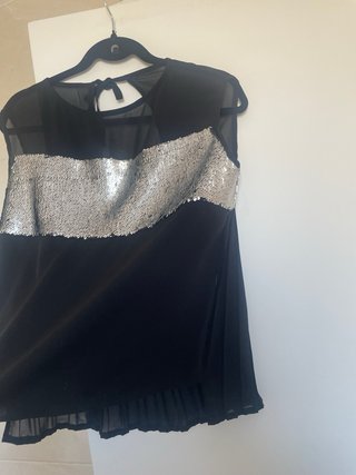 Blusa negra con lentejuelas plateadas