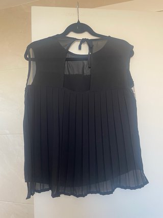 Blusa negra con lentejuelas plateadas
