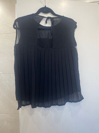Blusa negra con lentejuelas plateadas