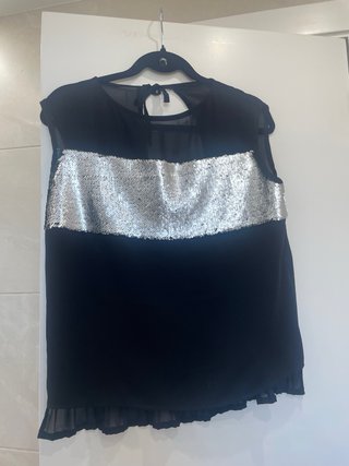 Blusa negra con lentejuelas plateadas