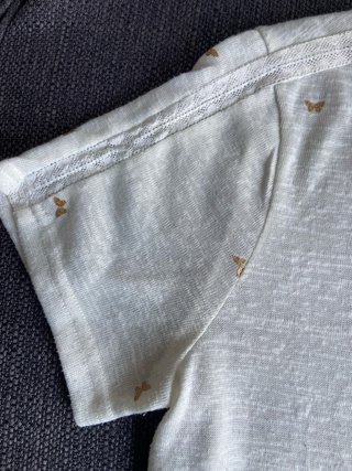 Camiseta Grace & Mila blanca mariposas doradas