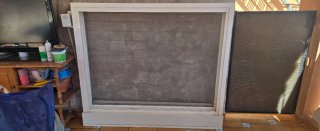 Ventana mosquitera con persiana blanca