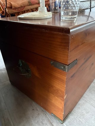 Baúl de madera con detalles dorados