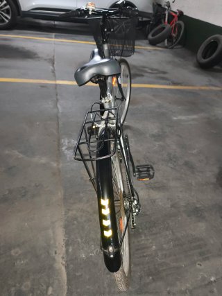 Bicicleta de paseo plateada con cesta