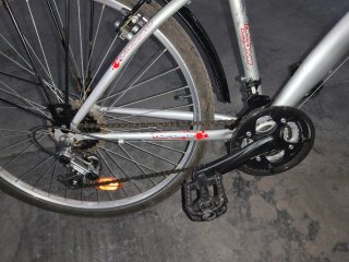 Bicicleta de paseo plateada con cesta