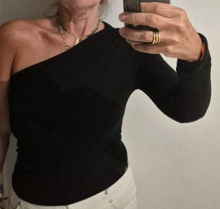 Top negro Stradivarius asimétrico