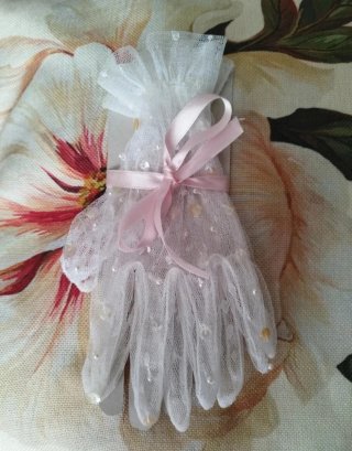 Guanti in tulle con perle e paillettes