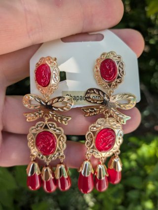 Pendientes largos rojos chapados en oro