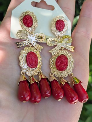 Pendientes largos rojos chapados en oro