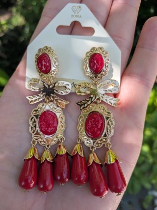 Pendientes largos rojos chapados en oro