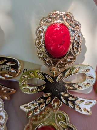 Pendientes largos rojos chapados en oro