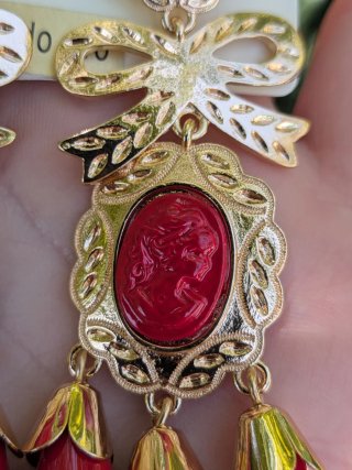 Pendientes largos rojos chapados en oro