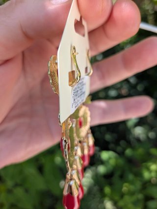 Pendientes largos rojos chapados en oro