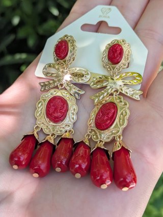 Pendientes largos rojos chapados en oro