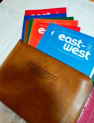 20 riviste East -West anni 80+ borsello