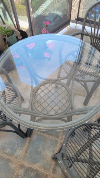 Mesa redonda bambú y cristal con 3 sillas
