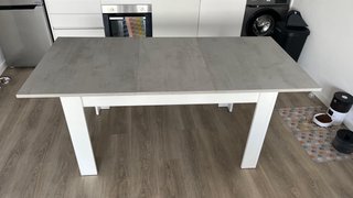 Mesa de comedor moderna piedra y madera