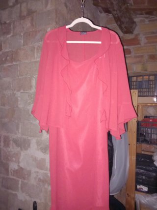 Vestido de fiesta rojo con volantes