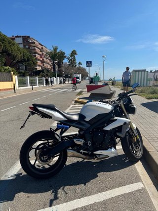 Triumph Street Triple Blanca y Negra