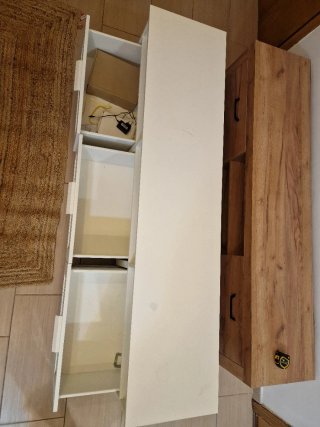Mueble de salón blanco con cajones