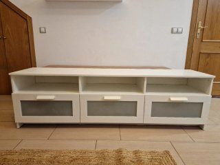 Mueble de salón blanco con cajones