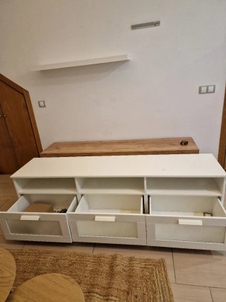 Mueble de salón blanco con cajones