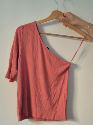 Camiseta rosa asimétrica